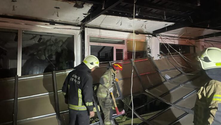 Bursa’da uçan çatı Belediye Otobüsünün üzerine devrildi