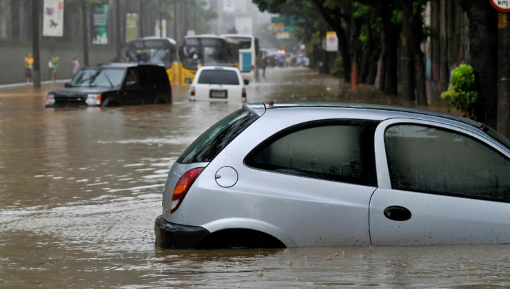 İzmir’de yağışların etkisiyle deniz taştı