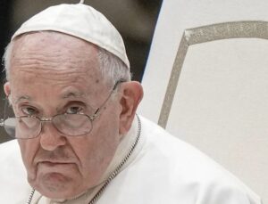 Papa Francis, reform karşıtı piskoposu görevden aldı