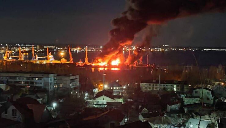 Ukrayna, Kırım’da yer alan Rus çıkarma gemisini vurdu