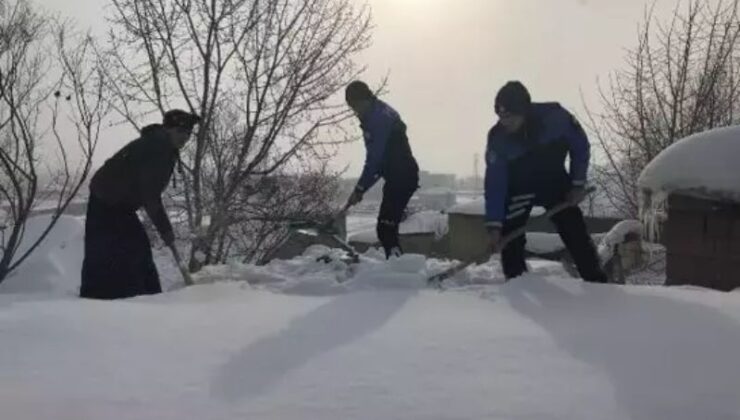Toprak Evinin Damını Kardan Temizlemeye Çalışan Kadına Polisler Yardım Etti