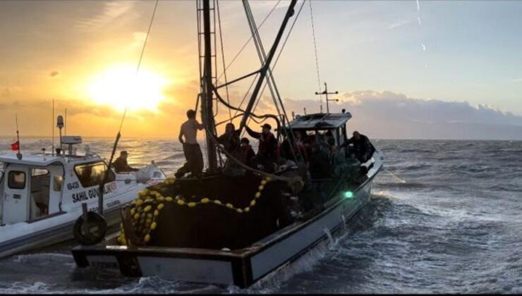 İzmir’de Balıkçı Teknesi Battı, 3 Ölü