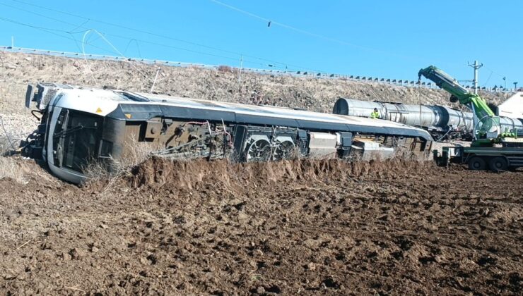 Kırıkkale’de yük treni raydan çıkarak devrildi: 2 kişi yaralandı