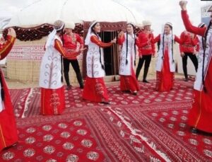 Türkmenistanda devlet memurları Nevruz etkinliklerine milli kıyafetle katılmak zorunda kalıyor.