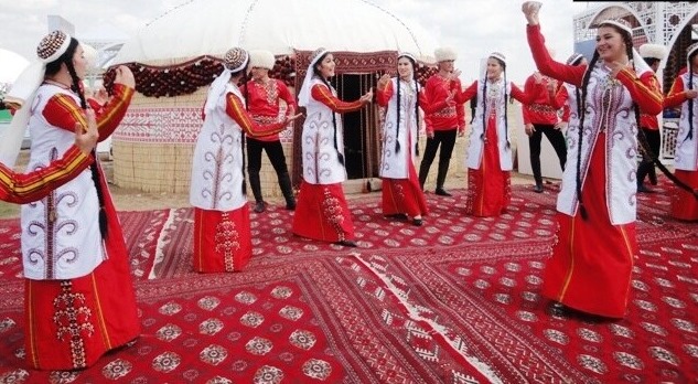 Türkmenistanda devlet memurları Nevruz etkinliklerine milli kıyafetle katılmak zorunda kalıyor.